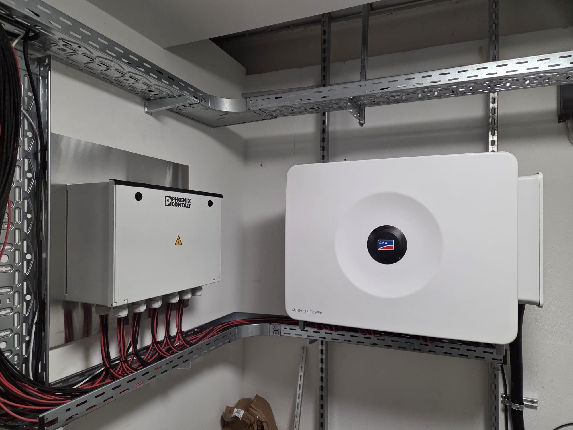 SMA Sunny Tripower Wechselrichter und Phoenix Contact Generatoranschlusskasten in einem Technikraum