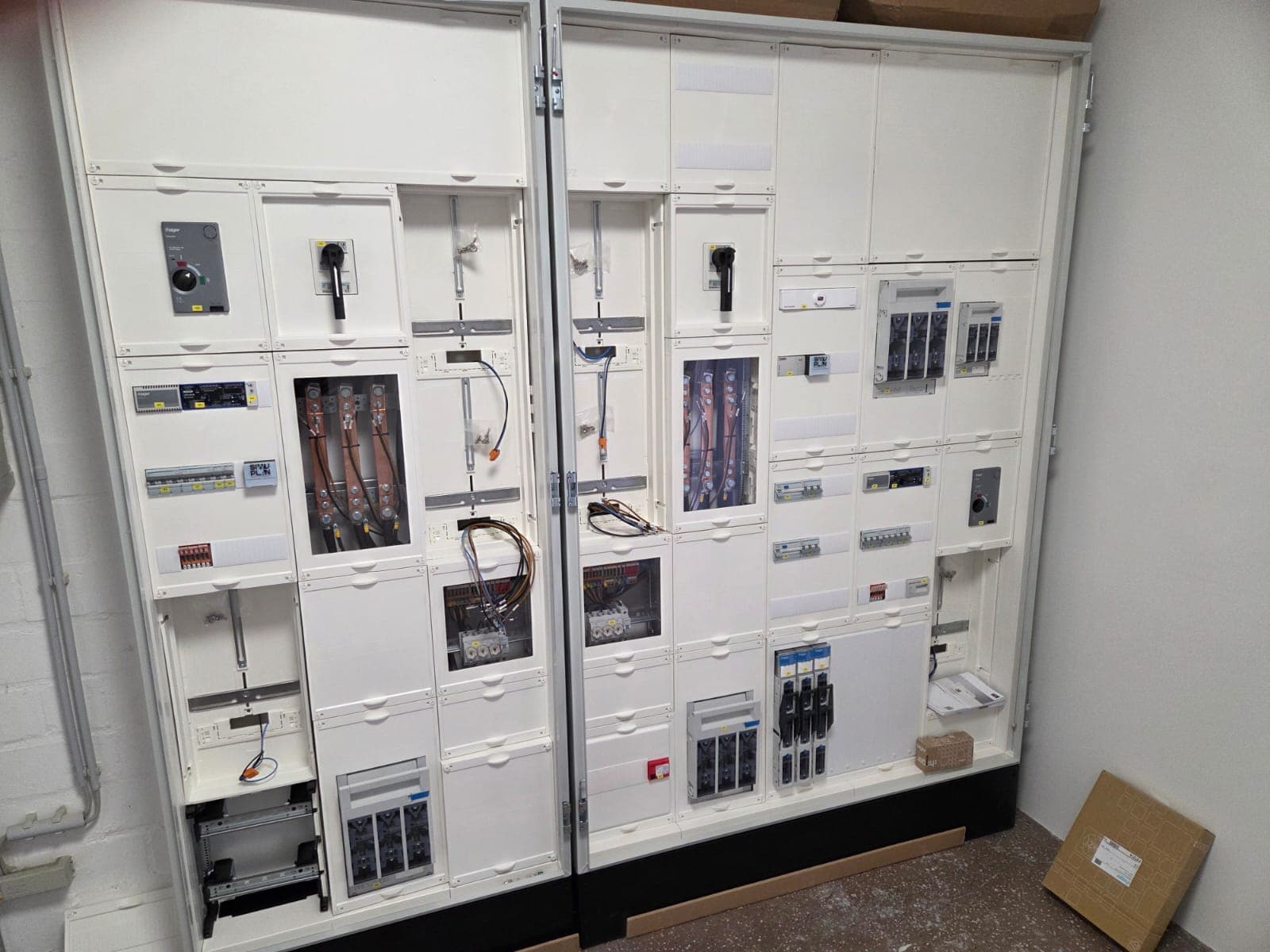 Neu errichtete Zähler- und Verteileranlage für eine gewerbliche Photovoltaikanlage